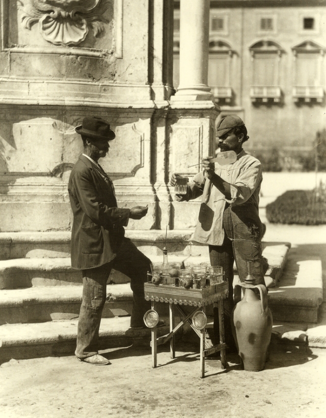 Palermo,Venditore ambulante di acqua,1900.Archivio Alinari
